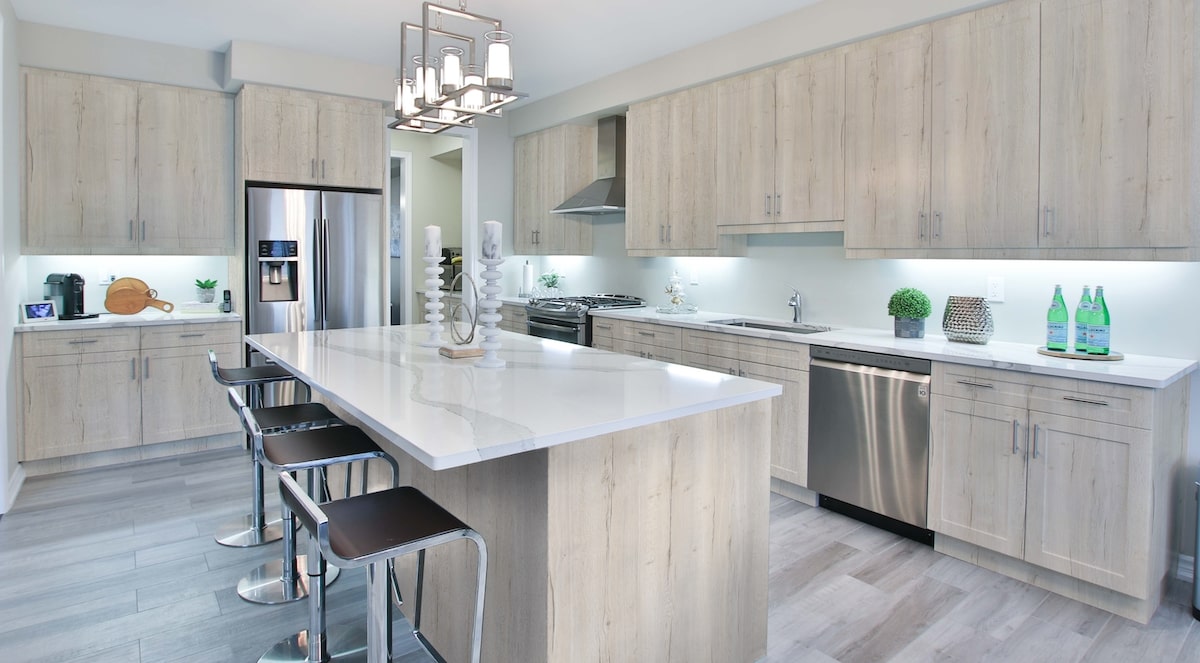 Kitchen Island With Cooktop: The Pros and Cons Homeowners Should Know